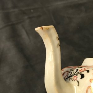 Four Chinese famille rose and blue and white jugs and teapots, Kangxi/Qianlong — 照片 40