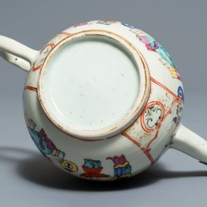 Four Chinese famille rose and blue and white jugs and teapots, Kangxi/Qianlong — 照片 6