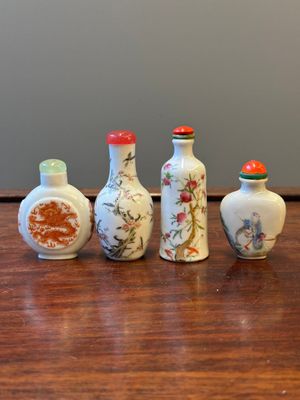 Four Chinese famille rose and iron-red snuff bottles, Qianlong and Yongzheng mark, 19/20th C. — 照片 1