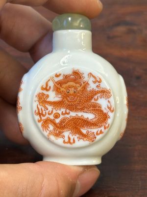 Four Chinese famille rose and iron-red snuff bottles, Qianlong and Yongzheng mark, 19/20th C. — 照片 12