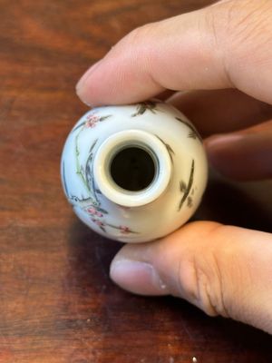 Four Chinese famille rose and iron-red snuff bottles, Qianlong and Yongzheng mark, 19/20th C. — 照片 32