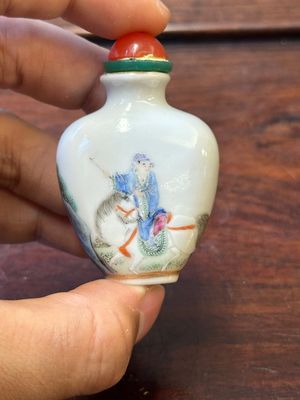 Four Chinese famille rose and iron-red snuff bottles, Qianlong and Yongzheng mark, 19/20th C. — 照片 4