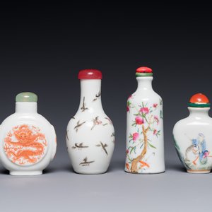 Four Chinese famille rose and iron-red snuff bottles, Qianlong and Yongzheng mark, 19/20th C. — 照片 1