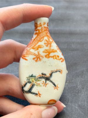 Four Chinese famille rose and iron-red snuff bottles, Tongzhi mark and signed Shen Huanwen 沈煥文, 19/20th C. and one dated 1929 — foto 1