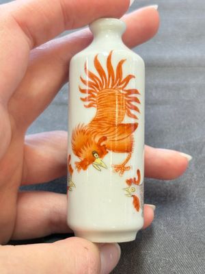 Four Chinese famille rose and iron-red snuff bottles, Tongzhi mark and signed Shen Huanwen 沈煥文, 19/20th C. and one dated 1929 — foto 14