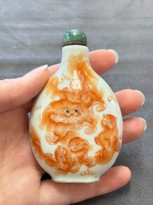 Four Chinese famille rose and iron-red snuff bottles, Tongzhi mark and signed Shen Huanwen 沈煥文, 19/20th C. and one dated 1929 — foto 19