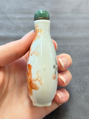 Four Chinese famille rose and iron-red snuff bottles, Tongzhi mark and signed Shen Huanwen 沈煥文, 19/20th C. and one dated 1929 — foto 20
