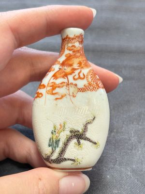 Four Chinese famille rose and iron-red snuff bottles, Tongzhi mark and signed Shen Huanwen 沈煥文, 19/20th C. and one dated 1929 — foto 3