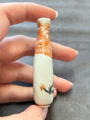 Four Chinese famille rose and iron-red snuff bottles, Tongzhi mark and signed Shen Huanwen 沈煥文, 19/20th C. and one dated 1929 — foto 4