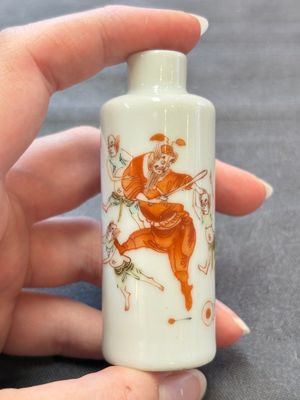 Four Chinese famille rose and iron-red snuff bottles, Tongzhi mark and signed Shen Huanwen 沈煥文, 19/20th C. and one dated 1929 — foto 7