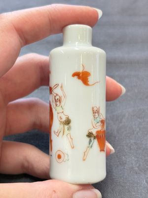 Four Chinese famille rose and iron-red snuff bottles, Tongzhi mark and signed Shen Huanwen 沈煥文, 19/20th C. and one dated 1929 — foto 8