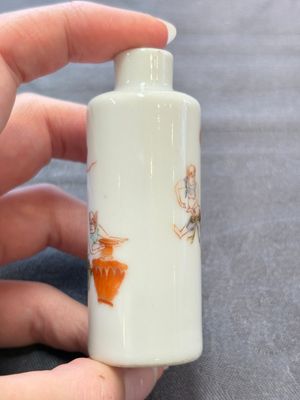 Four Chinese famille rose and iron-red snuff bottles, Tongzhi mark and signed Shen Huanwen 沈煥文, 19/20th C. and one dated 1929 — foto 9