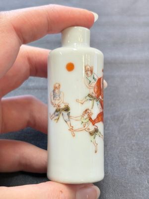 Four Chinese famille rose and iron-red snuff bottles, Tongzhi mark and signed Shen Huanwen 沈煥文, 19/20th C. and one dated 1929 — foto 10