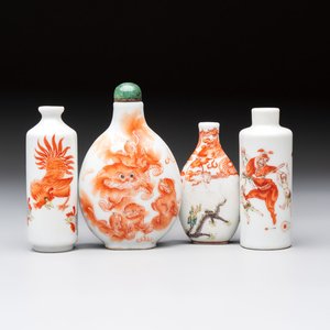 Four Chinese famille rose and iron-red snuff bottles, Tongzhi mark and signed Shen Huanwen 沈煥文, 19/20th C. and one dated 1929 — foto 1