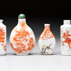 Four Chinese famille rose and iron-red snuff bottles, Tongzhi mark and signed Shen Huanwen 沈煥文, 19/20th C. and one dated 1929 — foto 2
