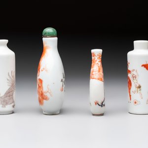 Four Chinese famille rose and iron-red snuff bottles, Tongzhi mark and signed Shen Huanwen 沈煥文, 19/20th C. and one dated 1929 — foto 3