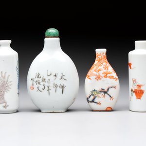 Four Chinese famille rose and iron-red snuff bottles, Tongzhi mark and signed Shen Huanwen 沈煥文, 19/20th C. and one dated 1929 — foto 4