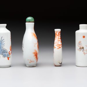 Four Chinese famille rose and iron-red snuff bottles, Tongzhi mark and signed Shen Huanwen 沈煥文, 19/20th C. and one dated 1929 — foto 5