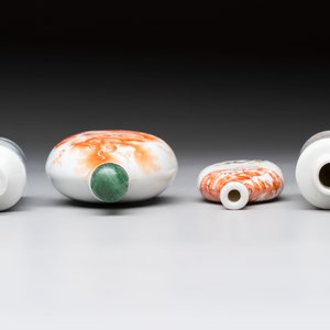 Four Chinese famille rose and iron-red snuff bottles, Tongzhi mark and signed Shen Huanwen 沈煥文, 19/20th C. and one dated 1929 — foto 6