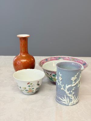 Four Chinese famille rose and monochrome wares — photo 1