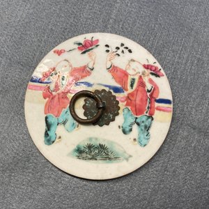Four Chinese famille rose and qianjiang cai jars and covers, 19/20th C. — 照片 24