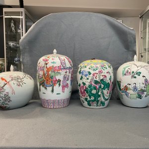 Four Chinese famille rose and qianjiang cai jars and covers, 19/20th C. — 照片 25