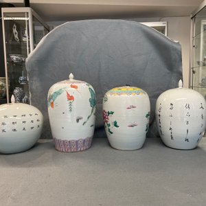 Four Chinese famille rose and qianjiang cai jars and covers, 19/20th C. — 照片 26