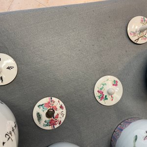 Four Chinese famille rose and qianjiang cai jars and covers, 19/20th C. — 照片 28