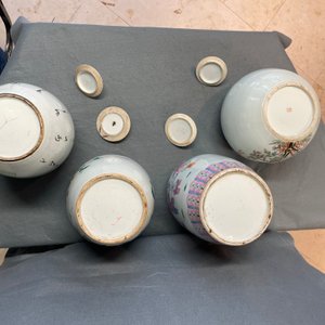 Four Chinese famille rose and qianjiang cai jars and covers, 19/20th C. — 照片 29