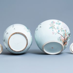 Four Chinese famille rose and qianjiang cai jars and covers, 19/20th C. — 照片 7