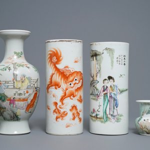 Four Chinese famille rose and qianjiang cai vases and a dish, 19/20th C. — 照片 4
