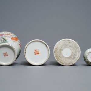 Four Chinese famille rose and qianjiang cai vases and a dish, 19/20th C. — 照片 9