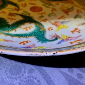 Four Chinese famille rose and qianjiang cai vases and a dish, 19/20th C. — 照片 10