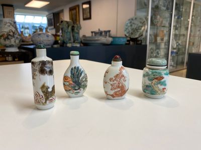 Four Chinese famille rose and verte snuff bottles, 19th C. — photo 1