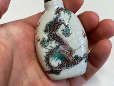 Four Chinese famille rose and verte snuff bottles, 19th C. — photo 14