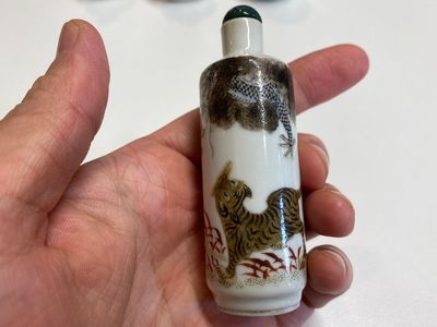 Four Chinese famille rose and verte snuff bottles, 19th C. — photo 4