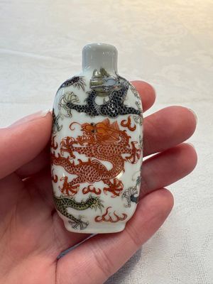 Four Chinese famille rose and verte snuff bottles, dragon and Qianlong marks, 19th C. — photo 1
