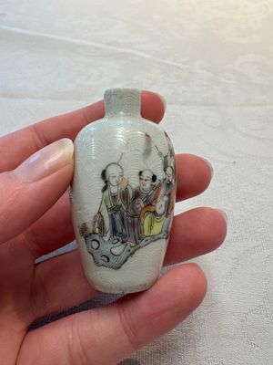 Four Chinese famille rose and verte snuff bottles, dragon and Qianlong marks, 19th C. — photo 13