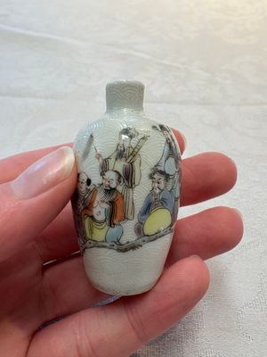 Four Chinese famille rose and verte snuff bottles, dragon and Qianlong marks, 19th C. — photo 14