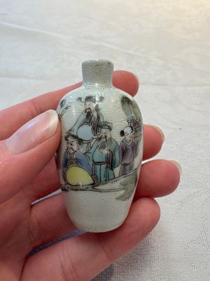 Four Chinese famille rose and verte snuff bottles, dragon and Qianlong marks, 19th C. — photo 15