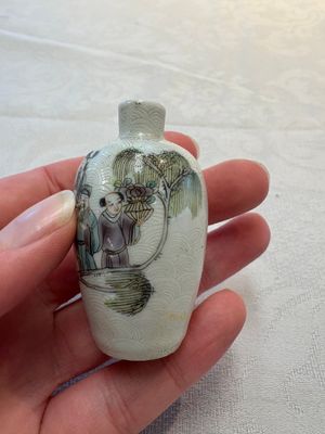 Four Chinese famille rose and verte snuff bottles, dragon and Qianlong marks, 19th C. — photo 16