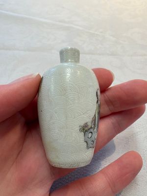 Four Chinese famille rose and verte snuff bottles, dragon and Qianlong marks, 19th C. — photo 18