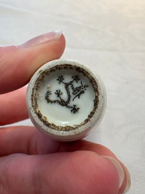 Four Chinese famille rose and verte snuff bottles, dragon and Qianlong marks, 19th C. — photo 20