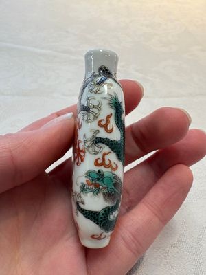 Four Chinese famille rose and verte snuff bottles, dragon and Qianlong marks, 19th C. — photo 2