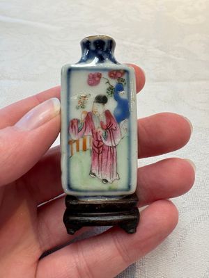 Four Chinese famille rose and verte snuff bottles, dragon and Qianlong marks, 19th C. — photo 21