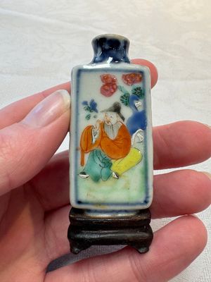 Four Chinese famille rose and verte snuff bottles, dragon and Qianlong marks, 19th C. — photo 23