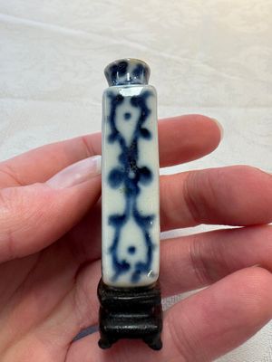 Four Chinese famille rose and verte snuff bottles, dragon and Qianlong marks, 19th C. — photo 24