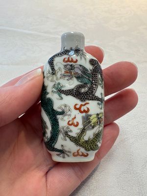 Four Chinese famille rose and verte snuff bottles, dragon and Qianlong marks, 19th C. — photo 3