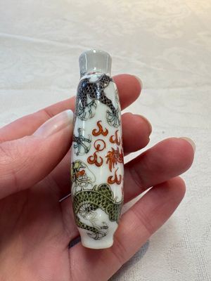 Four Chinese famille rose and verte snuff bottles, dragon and Qianlong marks, 19th C. — photo 4