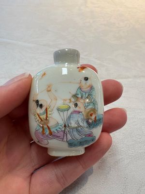 Four Chinese famille rose and verte snuff bottles, dragon and Qianlong marks, 19th C. — photo 7